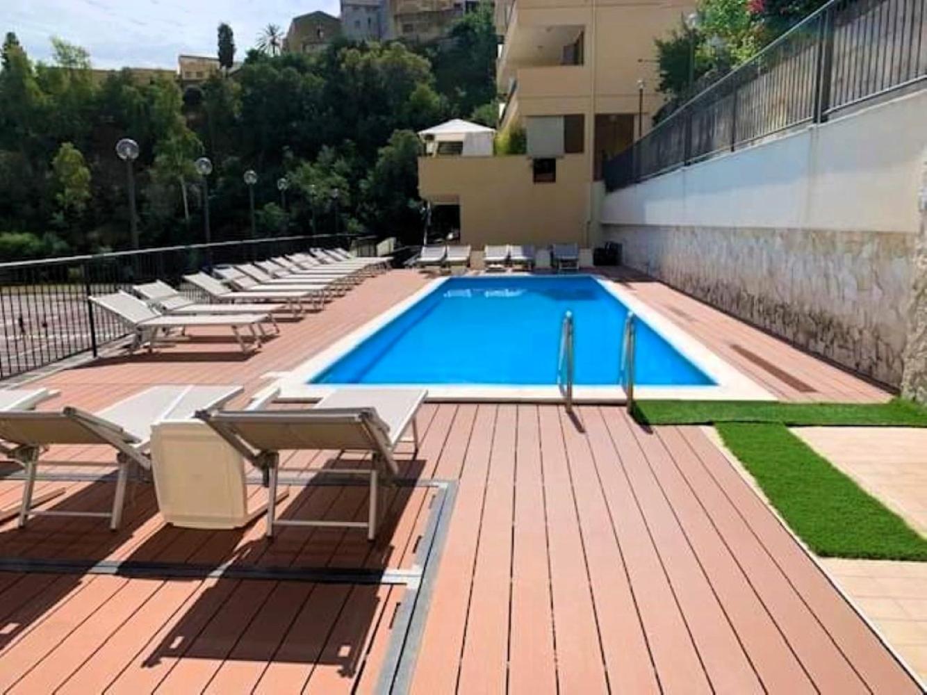 Mediterranean Pool & Parking Apartment *